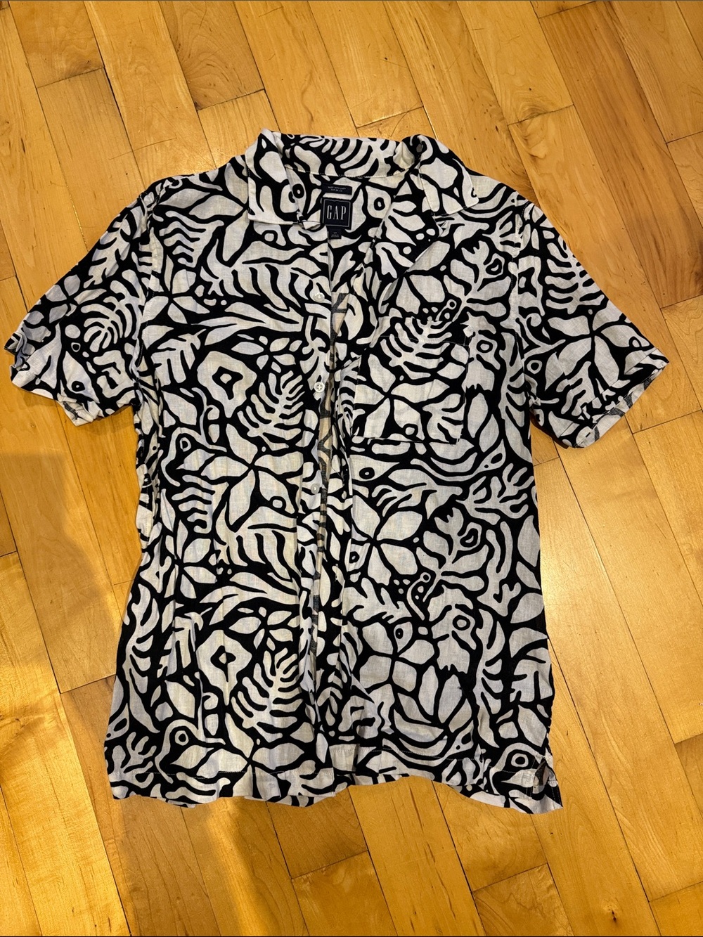 GAP Linen Black & White Short Sleeve Button-Down Shirt